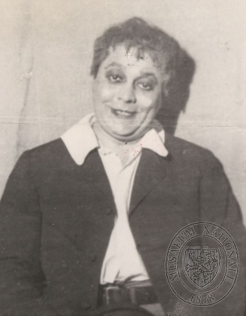 Saša Rašilov jako Kilian (J. K. Tyl: Paní Marjánka, matka pluku, Národní divadlo, 1924), fotograf neuveden. Sbírka Národního muzea, Divadelní oddělení, H6E-1061, sign. II F 1266.