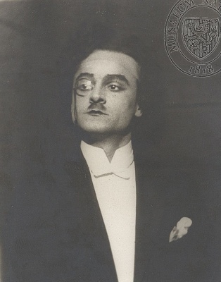 Otto Rubík jako Duthil (F. Carco – A. Picard: Klárina, Národní divadlo, 1924), fotograf neuveden. Sbírka Národního muzea, Divadelní oddělení, sign. 4 F 601.