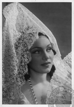 Jiřina Šejbalová jako Dona angela (P. Calderón de la Barca: Dáma skřítek, Národní divadlo, 1940), fotograf neuveden. Sbírka Národního muzea, Divadelní oddělení, H6p-2/82.