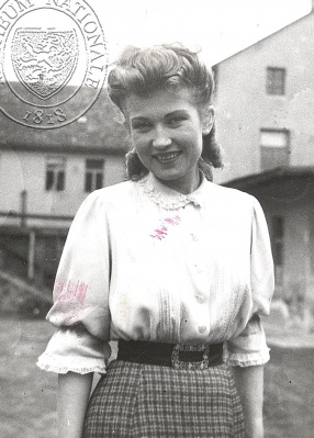 Zorka Janů na civilní fotografii, [1941], fotograf neuveden. Sbírka Národního muzea, Divadelní oddělení, sign. 41 F 598.