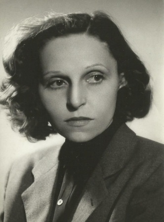 Jarmila Bechyňová na civilní fotografii z roku 1947, fotograf neuveden. Osobní archiv Magdalény Turnovské.