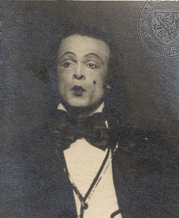 Otto Rubík jako Achil de Rosalba (E. Labiche: Slaměný klobouk, Národní divadlo, 1924), fotograf neuveden. Sbírka Národního muzea, Divadelní oddělení, sign. 4 F 603.