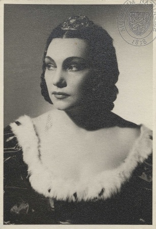 Jiřina Šejbalová jako Leonora Sanvitale (J. W. Goethe: Torquato Tasso, Národní divadlo, 1942), fotograf neuveden. Sbírka Národního muzea, Divadelní oddělení, H6p-2/82.
