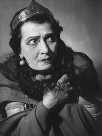 Jarmila Kronbauerová jako Runa (J. Zeyer: Radúz a Mahulena, Národní divadlo 1955), fotograf neuveden. Archiv Národního divadla.
