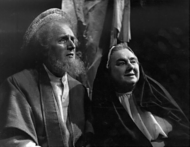 Zdenka Baldová jako Sochařova žena (V. Nezval: Dnes ještě zapadá slunce nad Atlantidou, Národní divadlo, 1956), foto Jaromír Svoboda. Fotografický fond IDU.