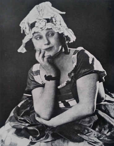 Zdenka Baldová jako Nikola (Molière: Bařtipán, Národní divadlo, 1926), fotograf neznámý, in J. Götzová: Profily českých herců, Praha 1931, s. 25.