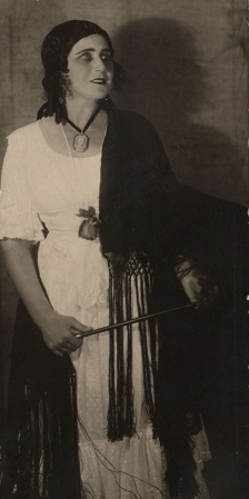 Leopolda Dostalová jako Natalja Petrovna (I. S. Turgeněv: Měsíc na vsi, Národní divadlo, 1928), fotograf neuveden. Sbírka Národního muzea, Divadelní oddělení, sign. II F 810.
