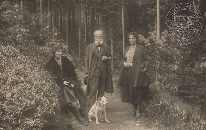 Marianna Hellerová, Servác Heller, Ema Hellerová na civilní fotografii, [1922], fotograf neuveden. Sbírka Národního muzea, Divadelní oddělení, sign. 35F394.​