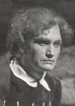 Ladislav Boháč jako Faust (J. W. Goethe: Faust, Národní divadlo, 1939), foto Javůrková. Sbírka Národního muzea, Divadelní oddělení, H6p-4574/50, sign. 55 F 225.