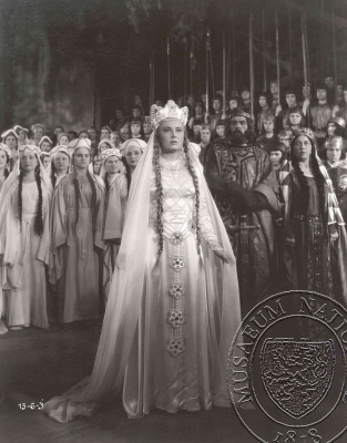 Lída Baarová jako Tynda ve filmu Turbina (1941), fotograf neuveden. Sbírka Národního muzea, Divadelní oddělení, 48 F 92.