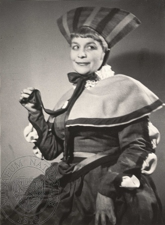Míla Pačová jako Marta (Johann Wolfgang Goethe: Faust, Národní divadlo, 1939), fotograf neuveden. Sbírka Národního muzea, Divadelní oddělení, H6p-40/59.