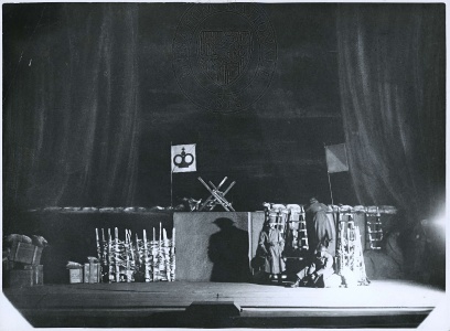 Fotografie scény Bedřicha Feuersteina (F. X. Šalda: Zástupové, Národní divadlo, 1932), fotograf neuveden. Sbírka Národního muzea, Divadelní oddělení, H6p-23/2011, sign. 23 F 178.