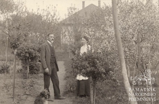 František Flos s manželkou na zahradě své vilky v Týnci nad Labem, b. d., fotograf neuveden. LA PNP, fond František Flos.