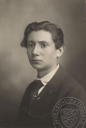 Vladimír Gamza na civilní fotografii, 1919, foto: J. Fiedler. Sbírka Národního muzea, Divadelní oddělení, sign. 24 F 80.