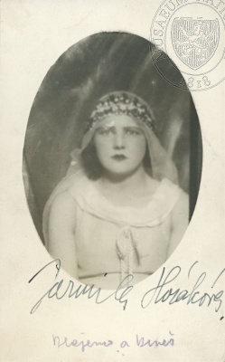 Jarmila Horáková jako Hero (W. Shakespeare: Blažena a Beneš, Národní divadlo, 1926), fotograf neuveden. Sbírka Národního muzea, Divadelní oddělení, H6p-4/2011, sign. 4 F 638.