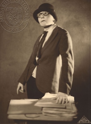 Marianna Hellerová jako Poslankyně, (F. Arnold: Aj, aj, aj!, Divadlo Vlasty Buriana, 1929), fotograf neuveden. Sbírka Národního muzea, Divadelní oddělení, sign. 36F200.