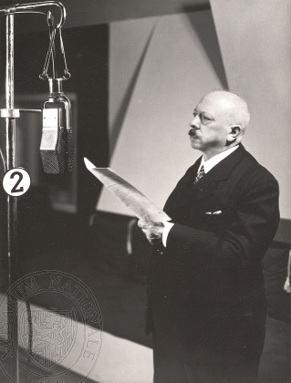 Jindřich Vodák u mikrofonu při rozhlasovém vysílání Radiojournalu, 1935, foto: Radiojournal. Sbírka Národního muzea, Divadelní oddělení, 34053, sign: 51 F 148.