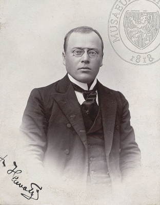 František Hlavatý na civilním fotografii, cca 1901–1904, fotograf neuveden. Sbírka Národního muzea, Divadelní oddělení, H6p-18/2011sign. 18 F 239.