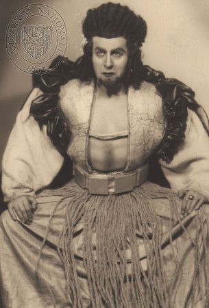 Eduard Kohout jako Oidipus (Sofoklés: Král Oidipus, Národní divadlo, 1932), fotograf neuveden. Sbírka Národního muzea, Divadelní oddělení, H6E-19845, sign. II F 2597.