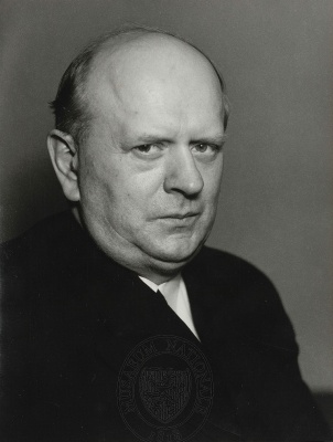 František Götz na civilní fotografii, 1944, fotograf neuveden. Sbírka Národního muzea, Divadelní oddělení, H6E-258673.