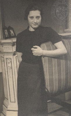 Eliška Poznerová jako Hanča (V. Werner: Lidé na kře, Národní divadlo, 1936), foto: Illek a Paul. Sbírka Národního muzea, Divadelní oddělení, sign. 52 F 391.