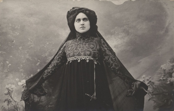 Leopolda Dostalová jako Doňa Magelona Trebizonda (J. J. Kolár: Magelona, Národní divadlo, 1901), fotograf neuveden. Sbírka Národního muzea, Divadelní oddělení, sign. II F 935.