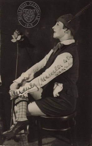 Anna Sedláčková jako Rosalinda (W. Shakespeare: Jak vám se to líbí, Národní divadlo 1926), fotograf neuveden. Sbírka Národního muzea, Divadelní oddělení, II F 5168.