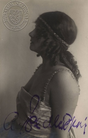 Anna Sedláčková jako Salome (O. Wilde: Salome, Národní divadlo, 1916), fotograf neuveden. Sbírka Národního muzea, Divadelní oddělení, 66 F 43.