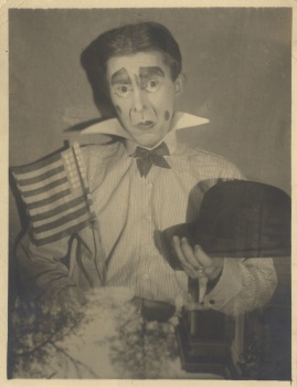 Bedřich Rádl jako Frank (V + W: Vest pocket revue, Osvobozené divadlo 1927), fotograf B. Rádl. Knihovna Divadelního ústavu, B. Rádl: Osvobozené divadlo. Dokumentace. II. část: Od podzimu 1927 do konce jara 1930, strojopis, 1961.