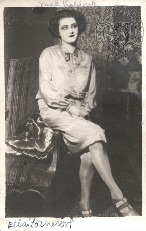 Eliška Poznerová jako Mme z Canisy (E. Moreau, V. Sardou: Madame Sans-Gene, Národní divadlo, 1928), fotograf neuveden. Sbírka Národního muzea, Divadelní oddělení, sign. 4 F 645.