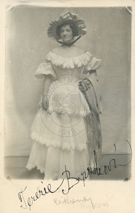 Terezie Brzková jako Matylda (F. X. Svoboda: Čekanky, Národní divadlo, 1916), fotograf neuveden. Sbírka Národního muzea, Divadelní oddělení, H6p-4/2011, sign. 4 F 328.