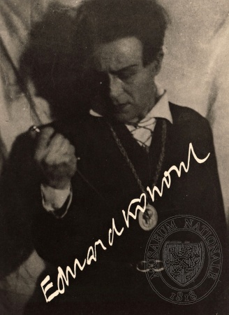 Eduard Kohout jako Hamlet (W. Shakespeare: Hamlet, Národní divadlo, 1926), fotograf neuveden. Sbírka Národního muzea, Divadelní oddělení, H6E-1892, sign. II F 1765.