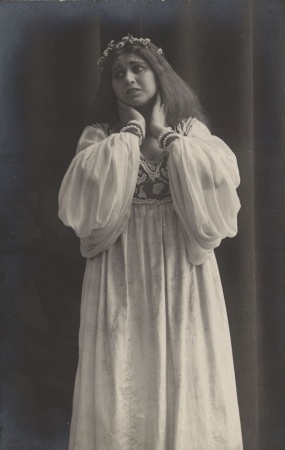 Leopolda Dostalová jako Ofelie (W. Shakespeare: Hamlet, Národní divadlo, 1916), foto: K. Koller. Sbírka Národního muzea, Divadelní oddělení, sign. II F 813.