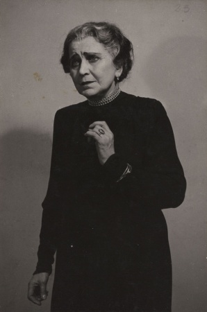 Leopolda Dostalová jako Helena (F. Langer: Jiskra v popelu, Národní divadlo, 1948), fotograf neuveden. Sbírka Národního muzea, Divadelní oddělení, sign. II F 817.