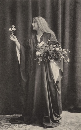 Leopolda Dostalová jako Ofelie (W. Shakespeare: Hamlet, Národní divadlo, 1916), foto: K. Koller. Sbírka Národního muzea, Divadelní oddělení, sign. II F 815.