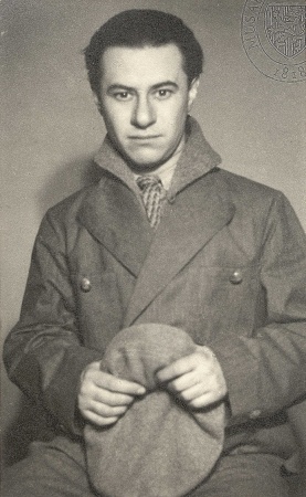 Ladislav Pešek jako Jirka (V. Werner: Lidé na kře, Stavovské divadlo, 1936), foto Illek a Paul. Sbírka Národního muzea, Divadelní oddělení, H6p-5116/51, sign. 52 F 463.