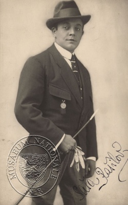 Saša Rašilov na civilní fotografii, 1917, foto: J. Posselt. Sbírka Národního muzea, Divadelní oddělení, H6E-2928, sign. III F 143.