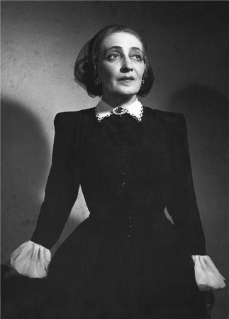 Jarmila Kronbauerová jako Málika (I. Stodola: Marína Havranová, Národní divadlo 1948), fotograf J. Heinrich. Archiv Národního divadla.