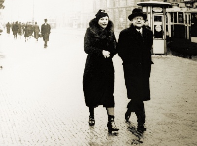 František Zavřel a Milada Pakůrová při procházce v pražských ulicích roku 1937. LA PNP Praha.