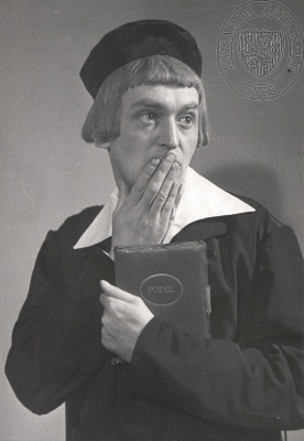 Josef Gruss jako Žák (J. W. Goethe: Faust, Národní divadlo, 1939), foto: Jarka Javůrková. Sbírka Národního muzea, Divadelní oddělení, sign. 55 F 235.