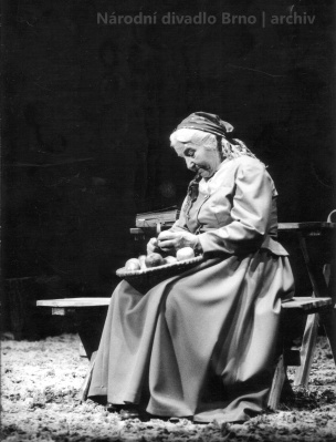Jarmila Kurandová jako Babička (A. Jirásek: Lucerna, 1974, Státní divadlo v Brně), foto Rafael Sedláček. Archiv NdB.