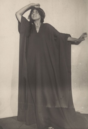 Leopolda Dostalová jako Miriam (S. Lom: Vůdce, Národní divadlo, 1917), fotograf neuveden. Sbírka Národního muzea, Divadelní oddělení, sign. II F 823.