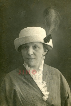 Marie Svobodová na civilní fotografii, b. d. Fotograf neuveden. Hudební a divadelní archiv Jihočeského muzea v Českých Budějovicích.