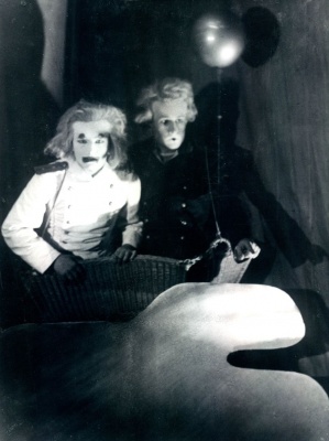 Jan Werich a Jiří Voskovec v insceanci Vest Pocket Revue, Osovobozené divadlo 1927, fotograf neuveden. Fotografický fond IDU.
