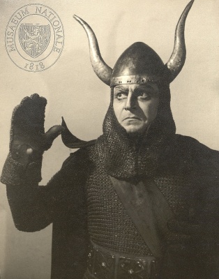 Otto Rubík jako Durynk (J. Toman: Slovanské nebe, Národní divadlo, 1948), foto: Josef Heinrich. Sbírka Národního muzea, Divadelní oddělení, sign. 55 F 614.