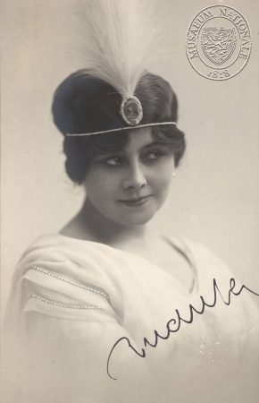 Anna Sedláčková jako Cyprienna (V. Sardou: Cyprienna, Národní divadlo, 1913), fotograf neuveden. Sbírka Národního muzea, Divadelní oddělení, 65 F 68.