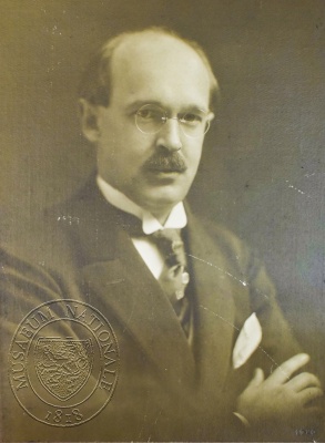 Vojtěch Kristián Blahník, portrétní fotografie, 1920, foto: neznámý. Sbírka Národního muzea, Divadelní oddělení, H6p-40/63, invent. č. 31/6