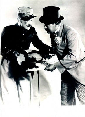 Jiří Voskovec a Jan Werich ve Slaměném klobouku, Osvobozené divadlo 1934, fotograf neuveden, Fotografický fond IDU.