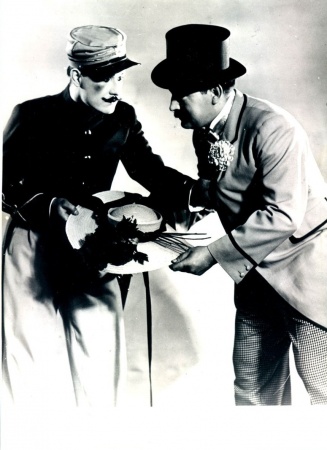 Jiří Voskovec a Jan Werich v inscenaci Slaměný klobouk, Osvobozené divadlo 1934, fotograf neuveden. Fotografický fond IDU.