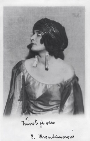 Jarmila Kronbauerová jako Rosaura (Calderón de la Barca: Život je sen, Národní divadlo 1923), fotograf neuveden. Archiv Národního divadla.
